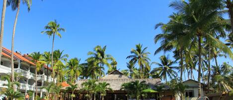 Außenpool, Pool mit Wasserfall, Sonnenschirme, Liegestühle