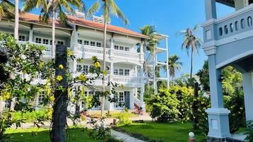 Deluxe Room | Minibar, in-room safe, blackout drapes, soundproofing