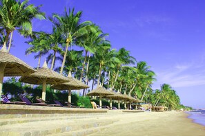 On the beach, sun loungers, beach umbrellas - MUINE SUN & SEA BEACH ( BOUTIQUE RESORT & GLAMPING) (Phan Thiet)