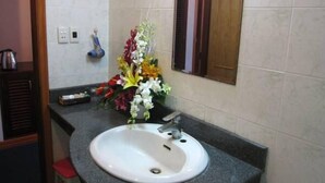 Bathroom sink - Cicilia Saigon Hotel & Spa (Ho Chi Minh Municipality)
