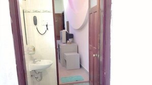 Standard Double or Twin Room (No window) | Bathroom - Cicilia Saigon Hotel & Spa (Ho Chi Minh Municipality)