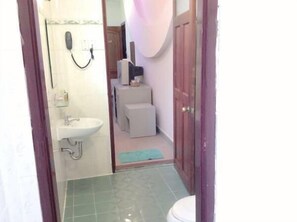 Habitación estándar con 1 cama doble o 2 individuales (No window) | Baño | Artículos de higiene personal gratuitos, secador de pelo y zapatillas