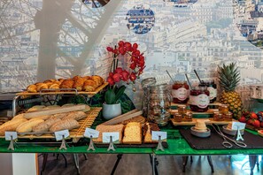 Daily buffet breakfast for a fee - Hôtel Alpha Paris Eiffel by Patrick Hayat (Boulogne-Billancourt)