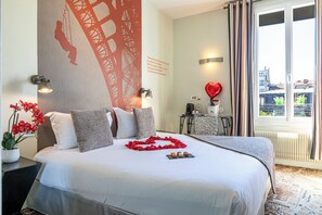 高级双人房 | 高档床上用 品、客房内保险箱、办公桌、隔音