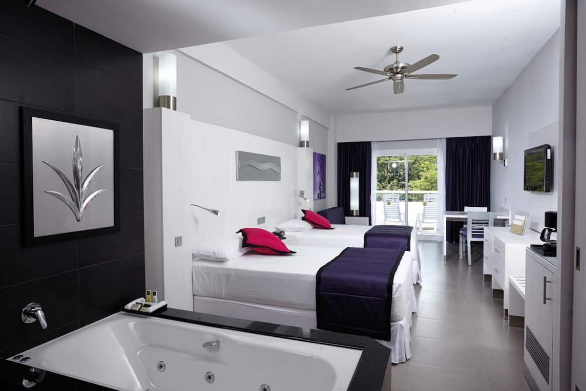 1 chambre, minibar, coffres-forts dans les chambres, bureau