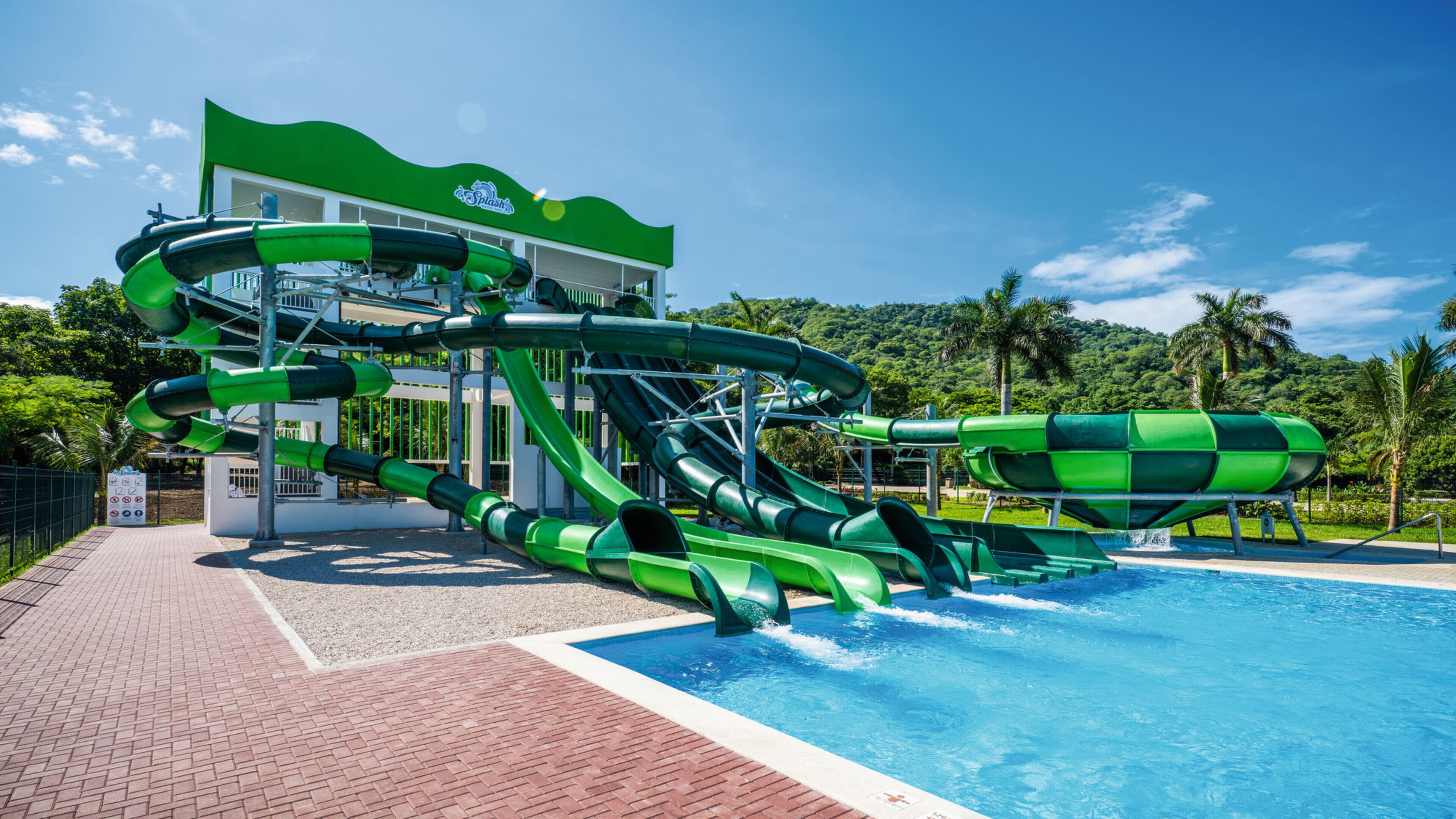Un parque acuático con varias toboganes y una piscina.