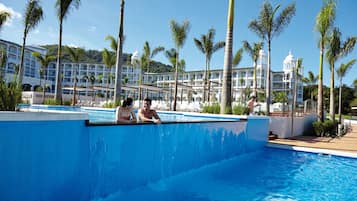 4 outdoor pools, pool umbrellas, sun loungers