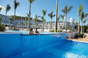 4 outdoor pools, pool umbrellas, pool loungers