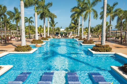 4 outdoor pools, pool umbrellas, sun loungers