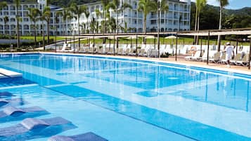 4 piscinas al aire libre, sombrillas, sillones reclinables de piscina