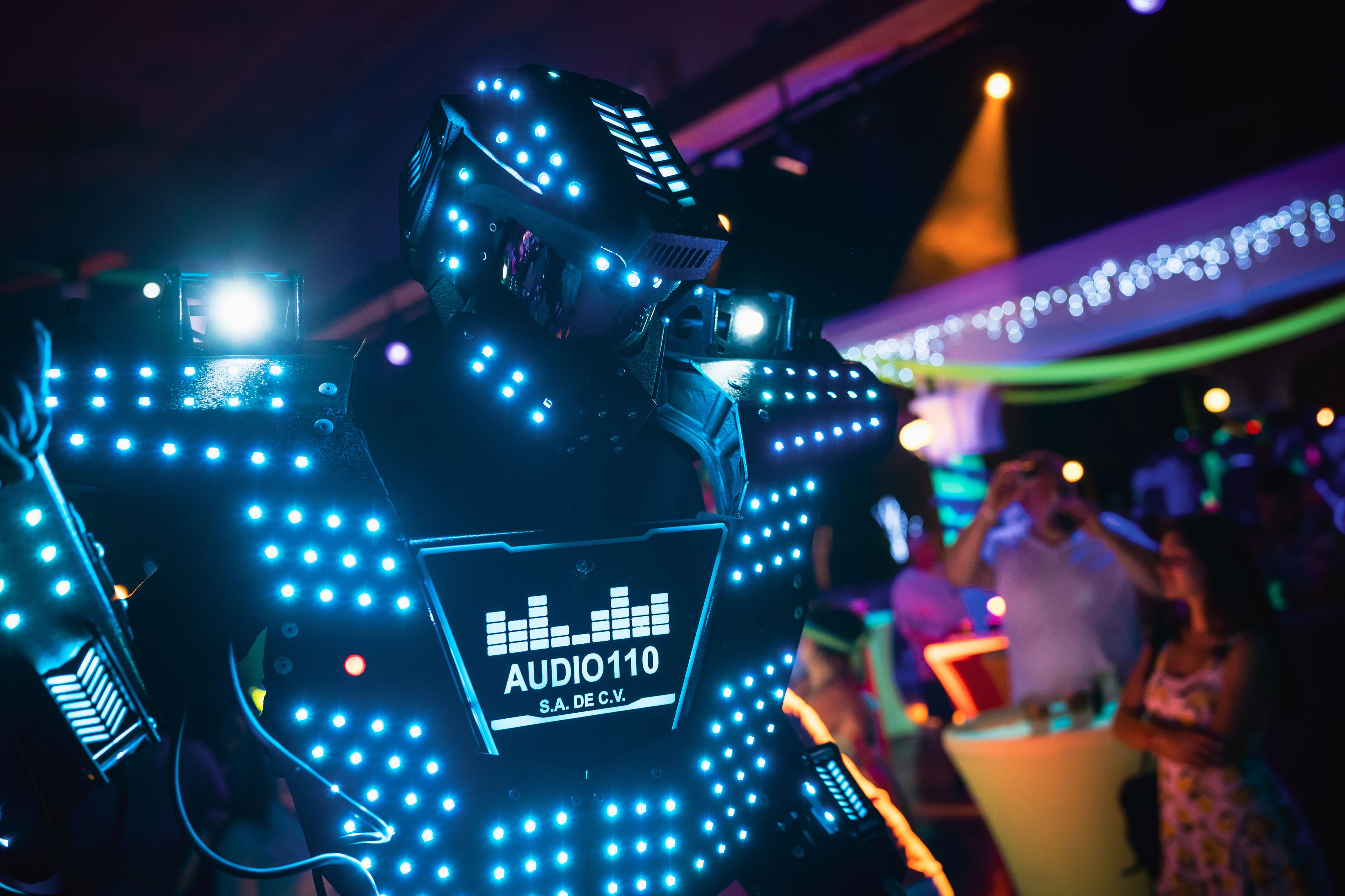 Ein DJ-Pult mit LED-Beleuchtung und dem Schriftzug "AUDIO110 S.A. DE C.V.".