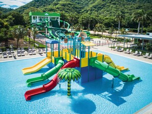 Un parc aquatique doté de plusieurs toboggans et d’une piscine.