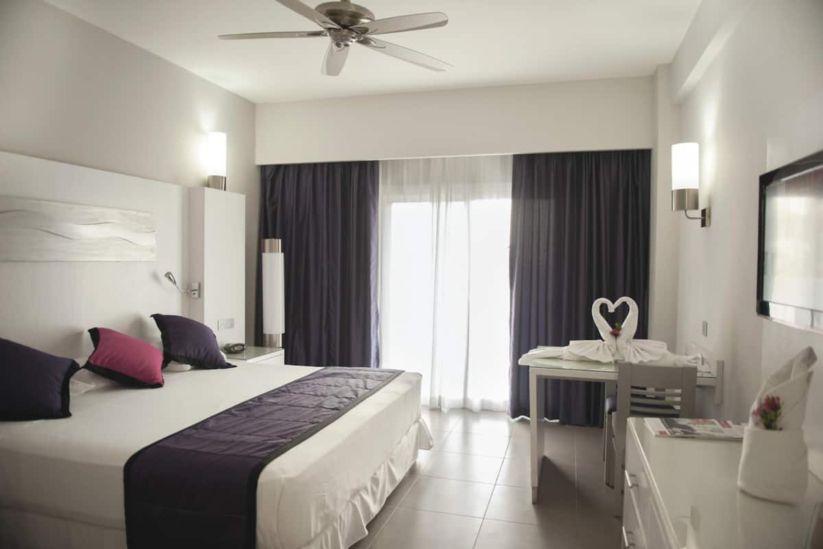 1 chambre, minibar, coffres-forts dans les chambres, bureau