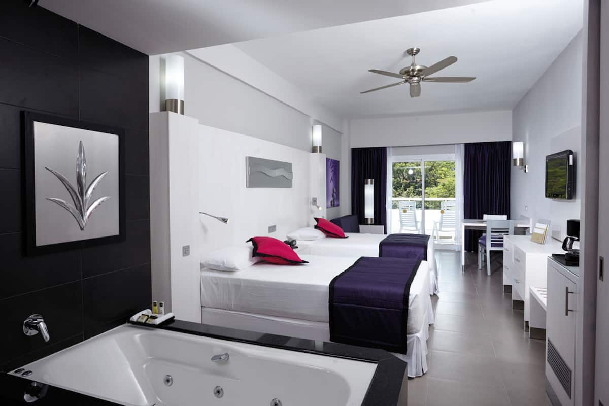 1 chambre, minibar, coffres-forts dans les chambres, bureau