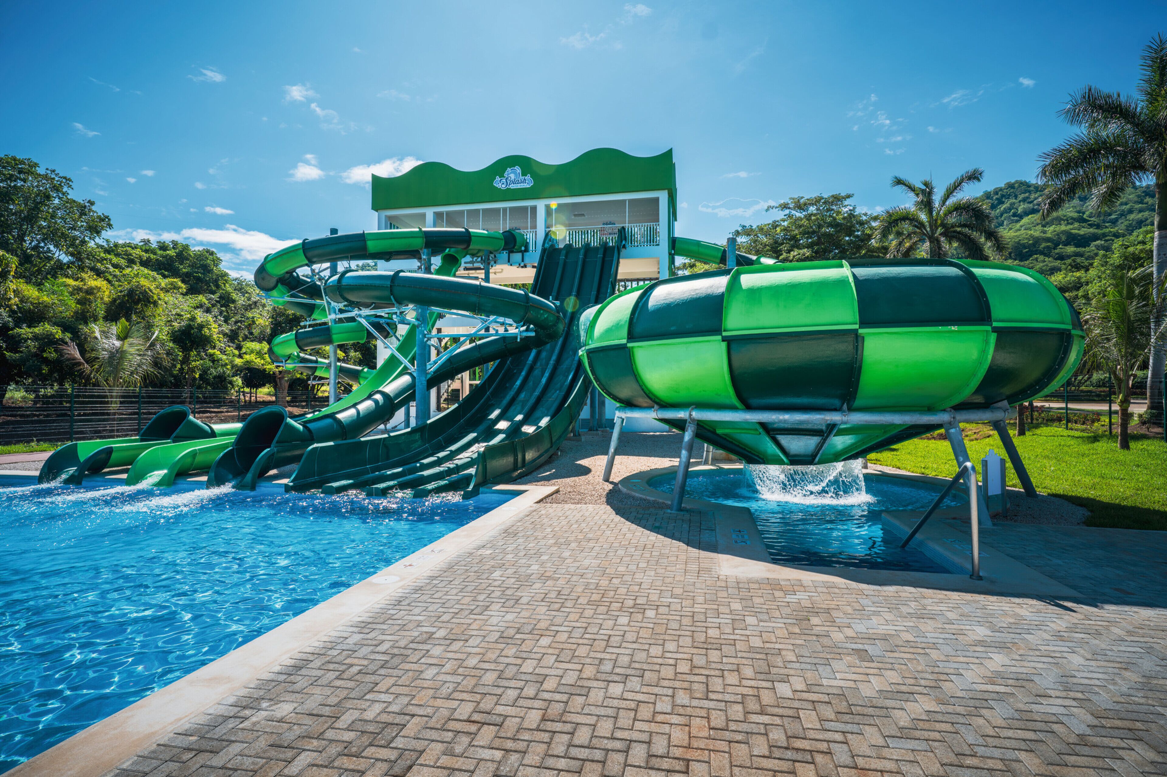 Parque acuático con múltiples toboganes y una piscina.