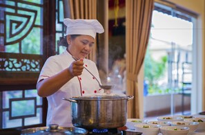 الإفطار بتكلفة قدرها (140000 VND للشخص)