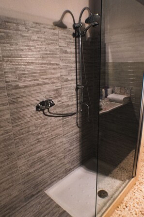 Dutxa, assecador de cabells, bidet i tovalloles 