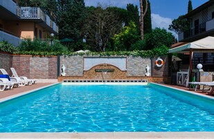Una piscina al aire libre de temporada