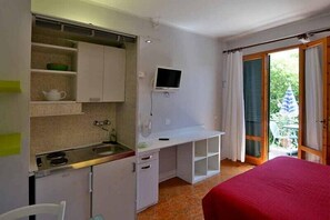 Standard Double or Twin Room, Kitchenette | Private kitchenette | Fridge, cookware/dishes/utensils