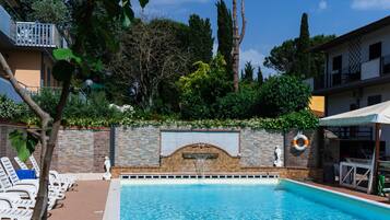 Una piscina al aire libre de temporada