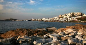 بالقرب من الشاطئ، كراسي للتشمس، مظلات الشاطئ، مناشف للشاطئ