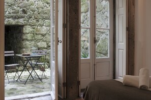 Comfort Double Room | Hypo-allergenic bedding, individually decorated, individually furnished - Cale Guest House (Porto)