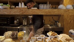Ein reichhaltiges Buffet mit verschiedenen Speisen und einem Koch, der kocht.