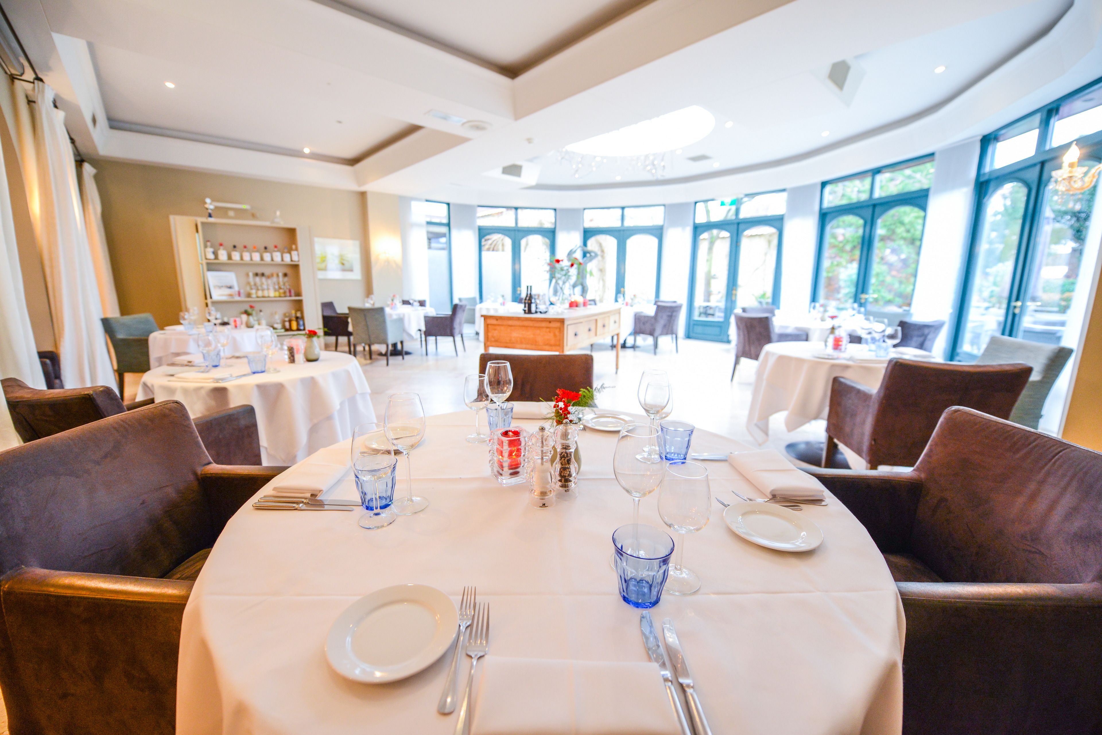 2 restaurants, breakfast, lunch, dinner served; international cuisine