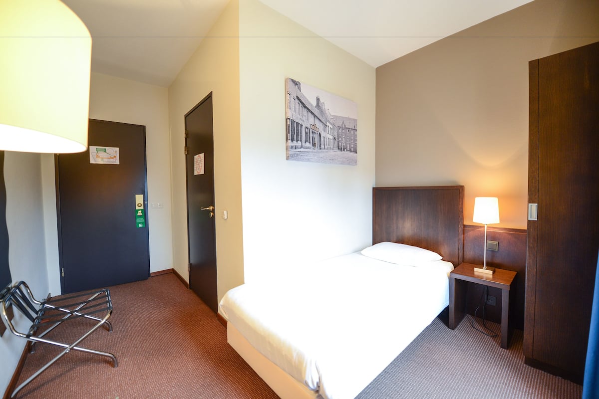 Single Room | In-room safe, desk, blackout drapes, free cribs/infant beds