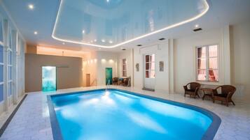 من حمّامات السباحة المغطاة