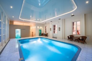 Innendørsbasseng