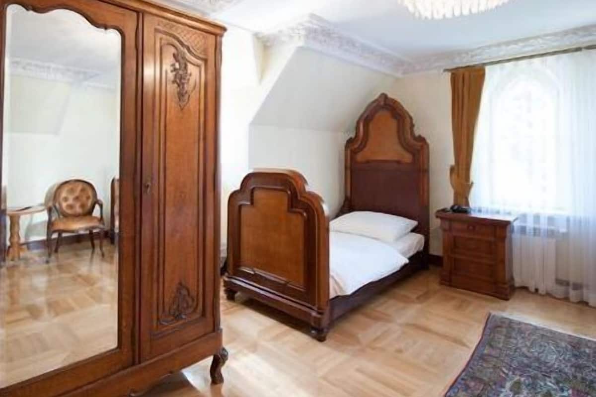 Standard Room | In-room safe, iron/ironing board (on request), free WiFi, bed sheets