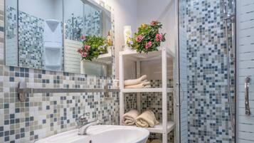 Double Room | Bathroom | Shower, free toiletries, hair dryer, bathrobes