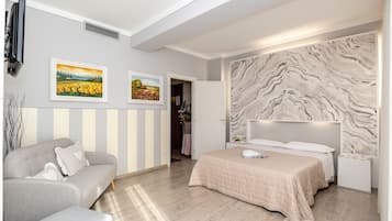 Habitación doble | Sábanas italianas Frette, camas con pillow-top y escritorio