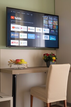 Chambre Double | Draps italiens Frette, surmatelas, bureau, fer et planche à repasser