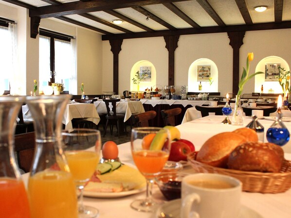 Free daily buffet breakfast - Gasthaus Hotel Rebstock (Malterdingen)