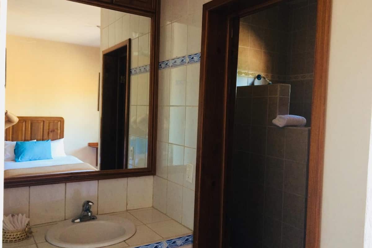 shower, free toiletries, towels