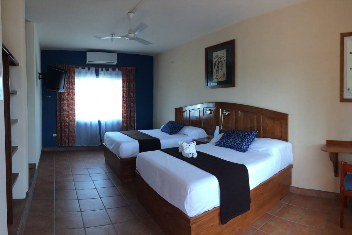Cortinas blackout, tabla de planchar con plancha y wifi gratis 