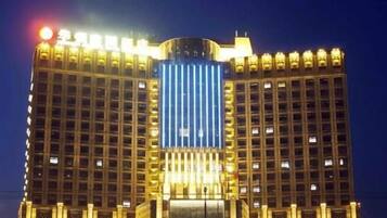 Front of property โ evening/night