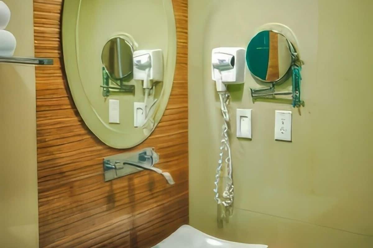 standard room | bathroom | shower, rainfall showerhead, free toiletries, towels