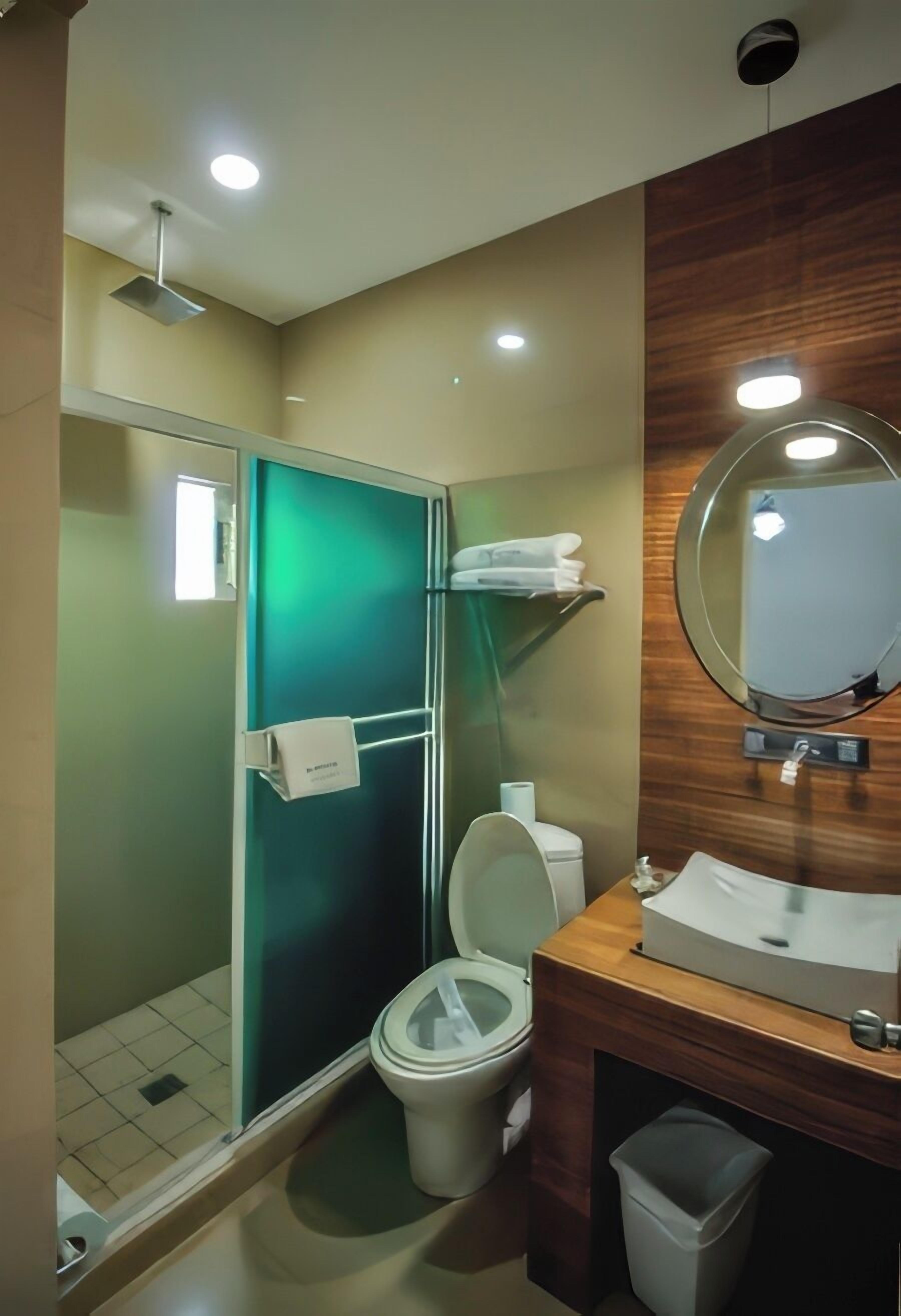 standard room | bathroom | shower, rainfall showerhead, free toiletries, towels