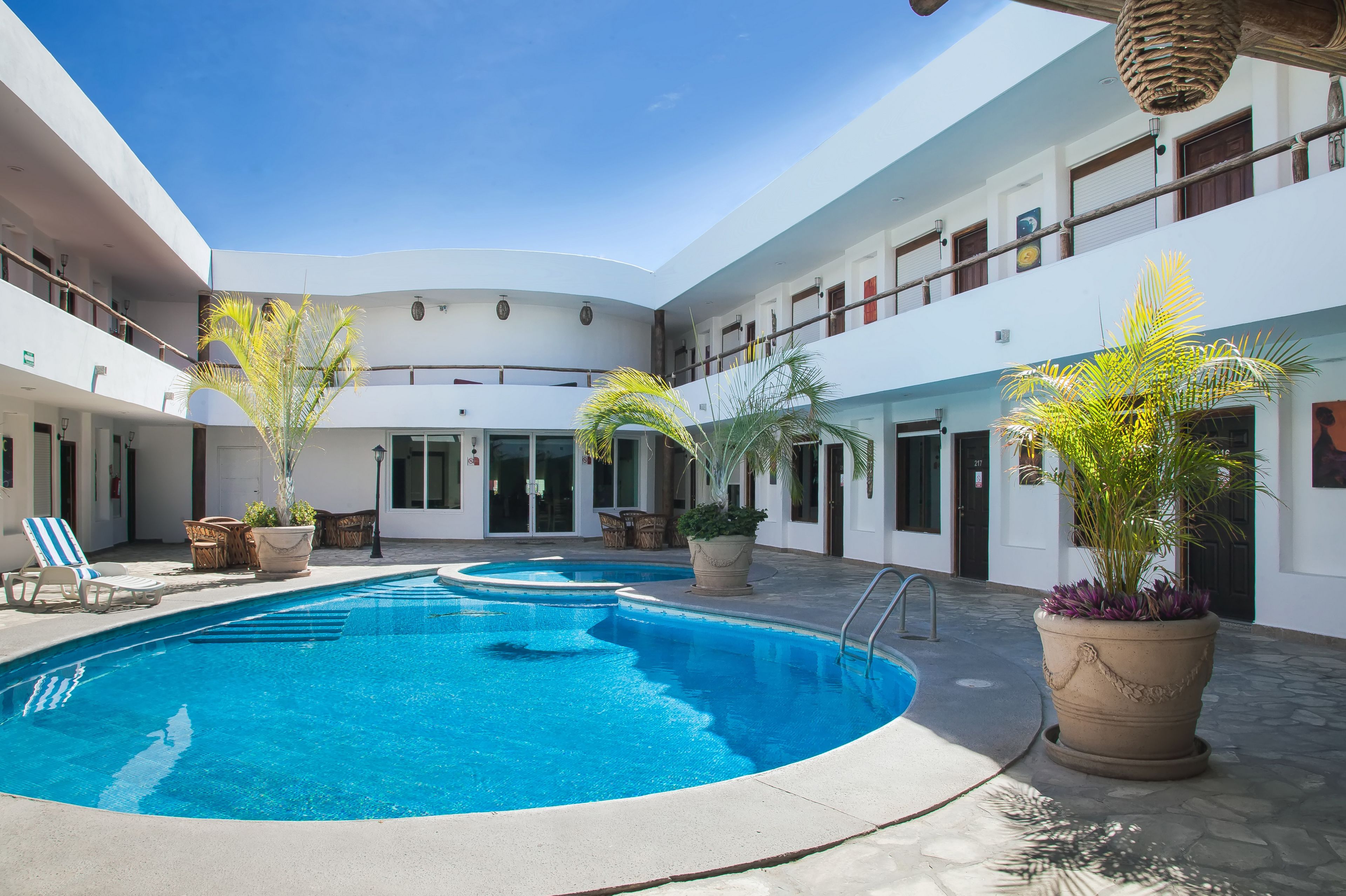 2 outdoor pools, pool loungers