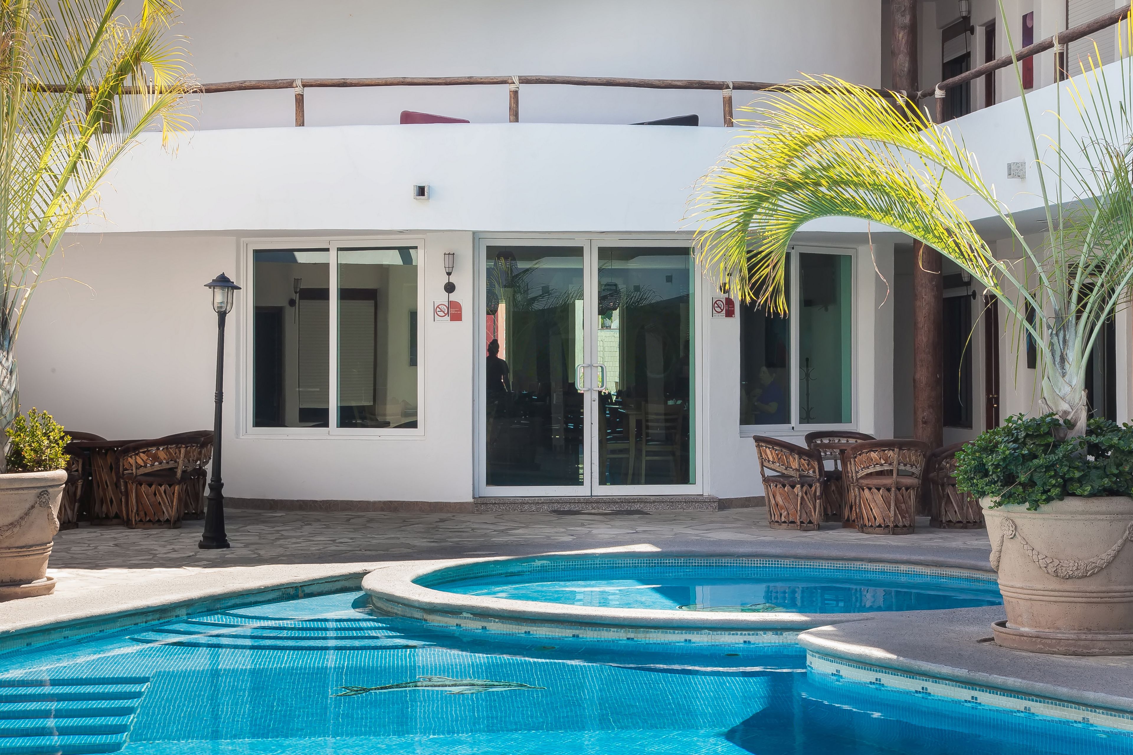 2 outdoor pools, pool loungers