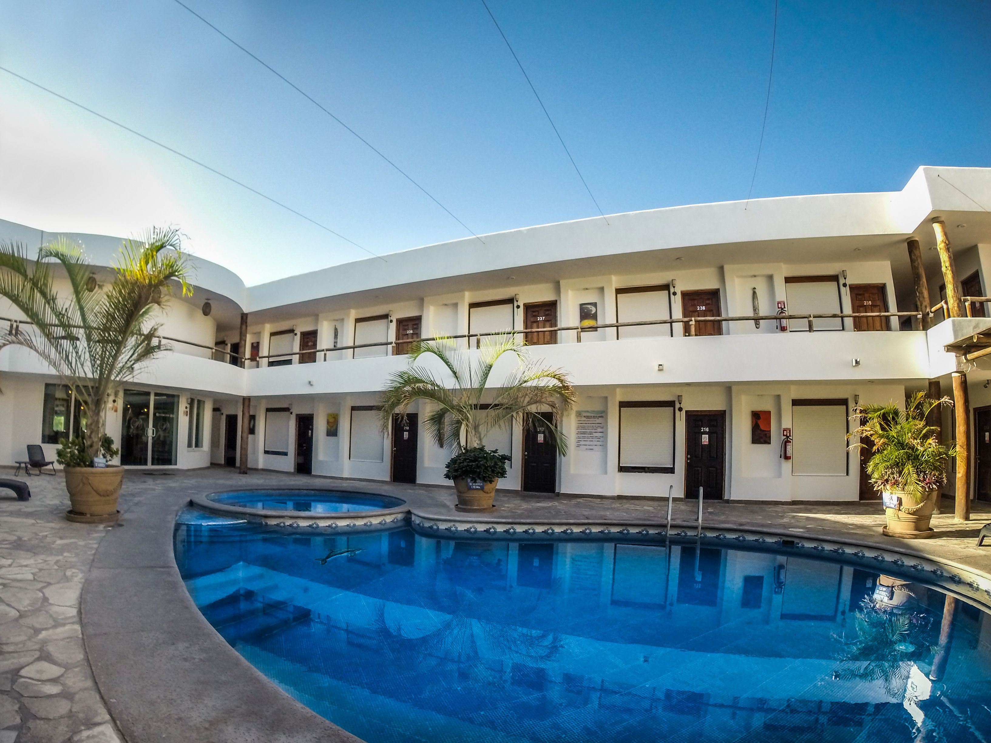 2 outdoor pools, pool loungers