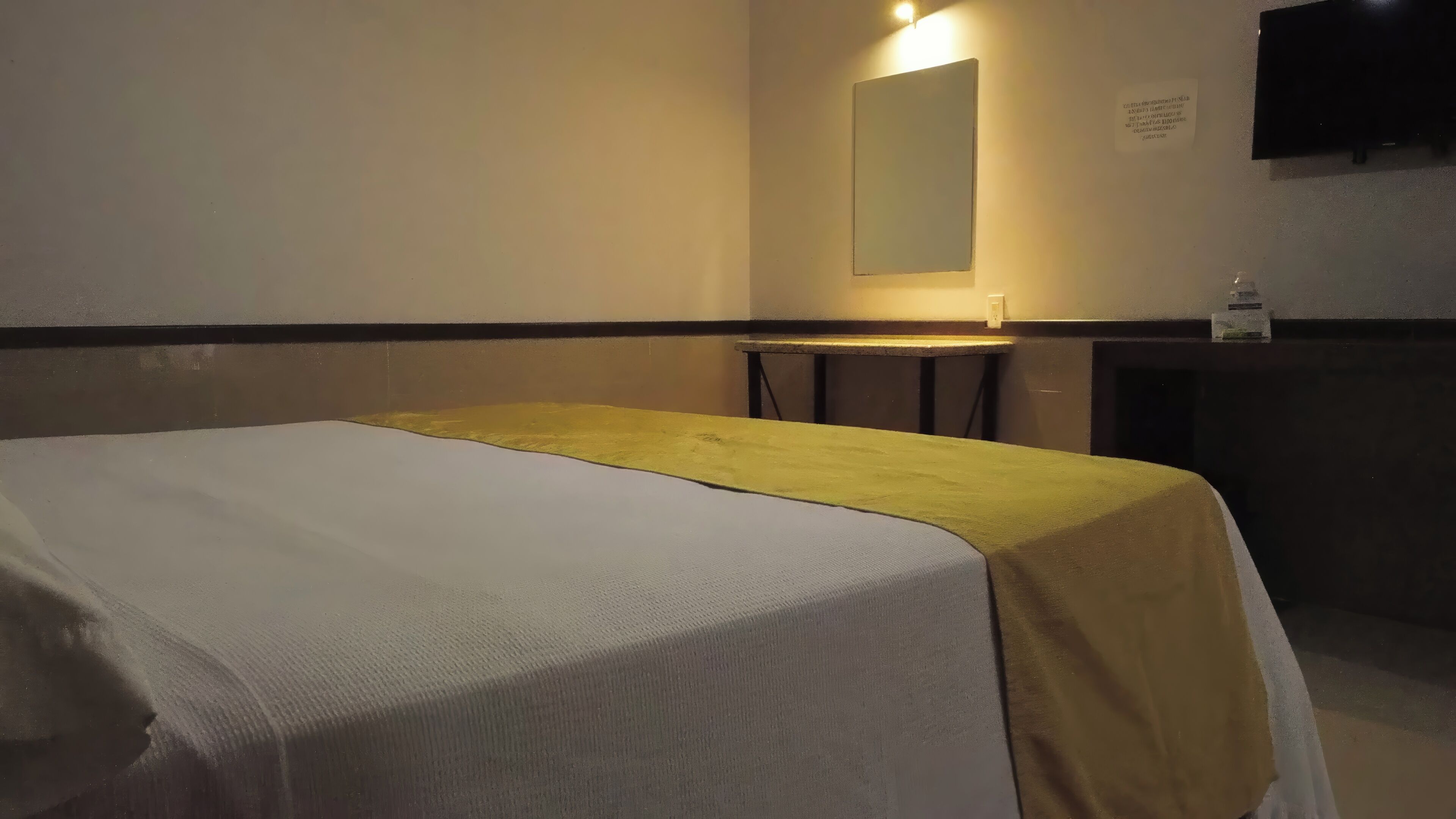 standard room | 1 bedroom, pillow-top beds, in-room safe, desk