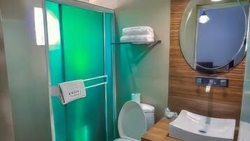 Habitación doble estándar | Baño | Regadera, regadera tipo lluvia, amenidades de baño gratuitas, toallas