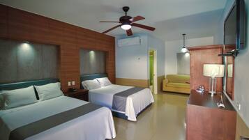 Quarto casal standard | Camas com colchões pillow-top, cofres nos quartos, escrivaninha