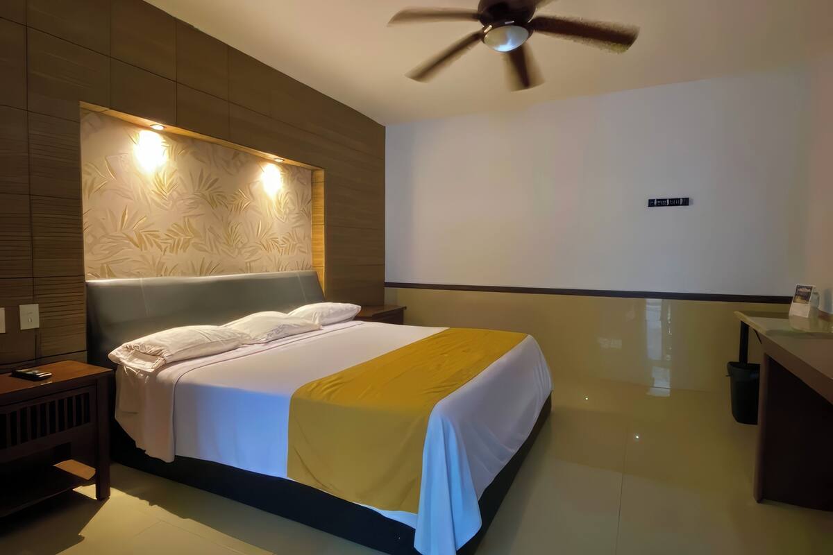 standard room | 1 bedroom, pillow-top beds, in-room safe, desk