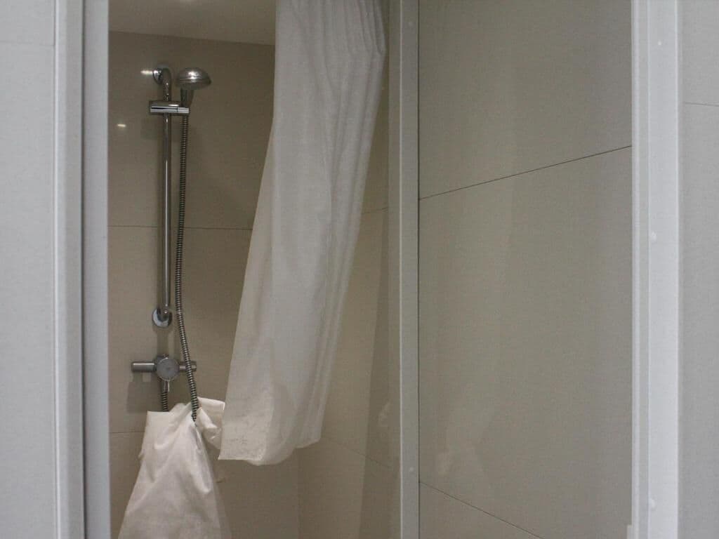 Shower, pengering rambut,  dan handuk
