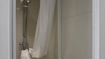 Shower, pengering rambut, dan handuk